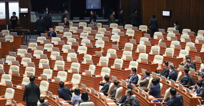 韩国总统弹劾案“戏剧”24小时：尹锡悦逃过弹劾，但可能还得下台