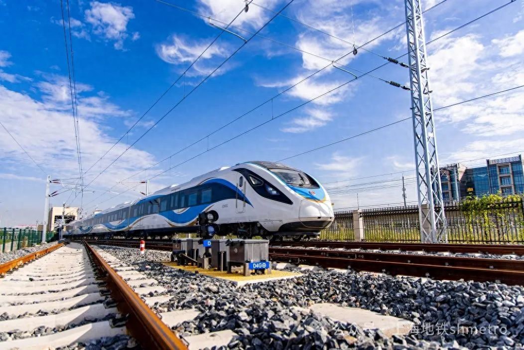 中国新一代地铁今日在上海开跑：全国首款市域C型动车组列车