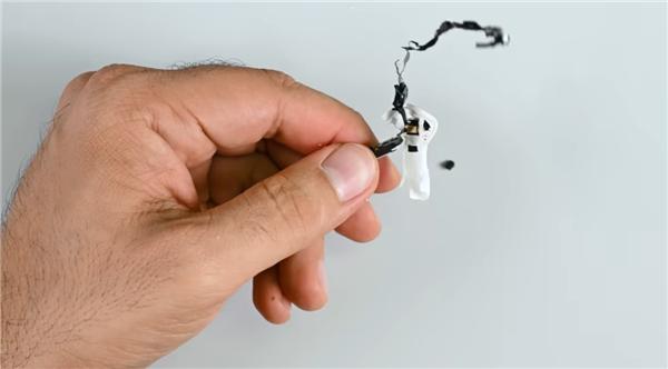 iFixit拆解苹果AirPods Pro 3：电池更换难度极高，可维修性得0分