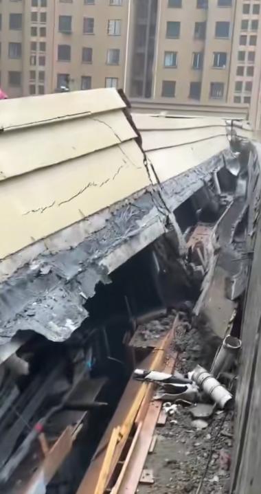 宴席中突发意外！东海县名家厨房酒店三楼屋面倾塌，被困4人已全部救出并送医救治