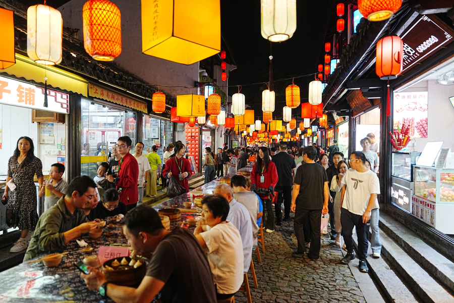 凤冠霞帔，穿越千年，上海特色餐饮集聚街区化身国风体验场