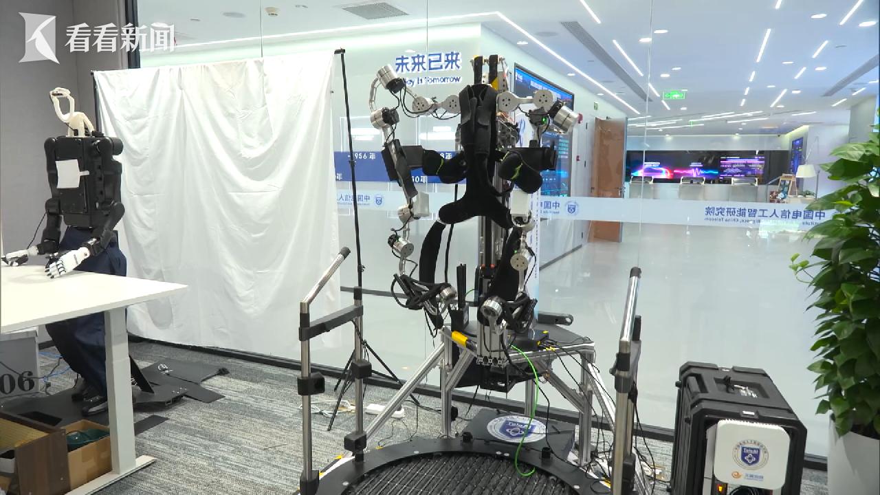 上海“新爆款”:让具身智能机器人打工更务实