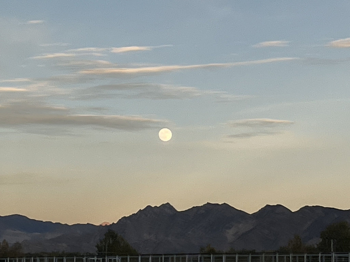 珠峰东坡一夜：喧嚣人潮、寂静雪山，与一场不期而至的暴雪