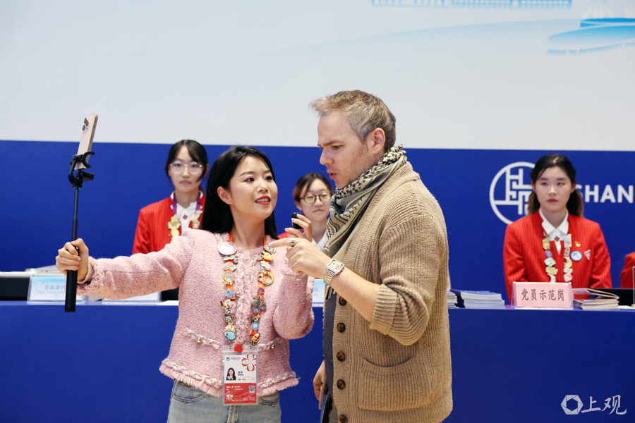 当进博会遇上记者节：“八年级全勤生”联手切下蛋糕