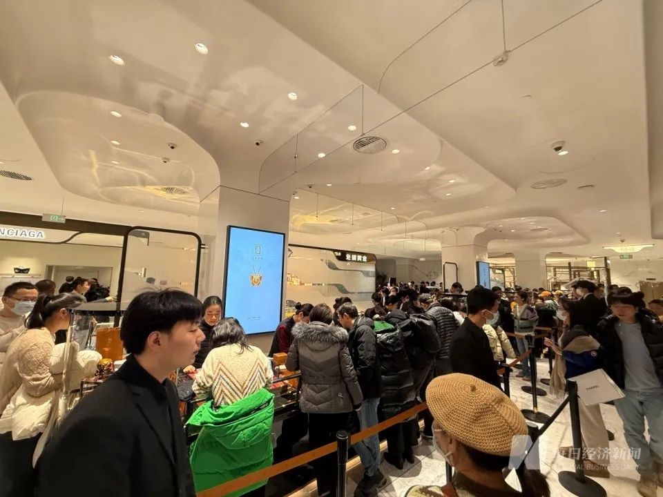 排队5小时才看到柜台，“黄金界爱马仕”卖疯了，黄牛代购日赚万元，公司股价8个月翻10倍，业内人士：它的产品可以提供情绪价值