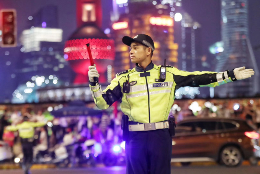 走近上海“网红警察”：流量漩涡中，他们的坚守与抉择