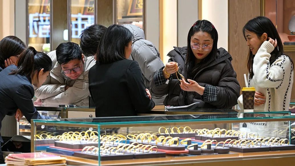 金价再创新高，有金店要排10小时才能进