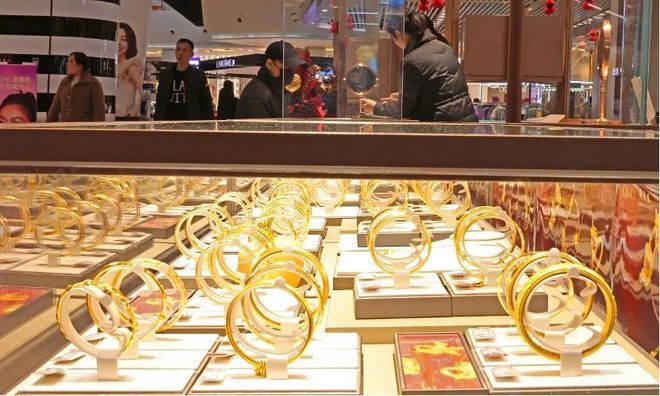 金价不断冲高，金店现饰品“贴金调换”热潮！记者探访