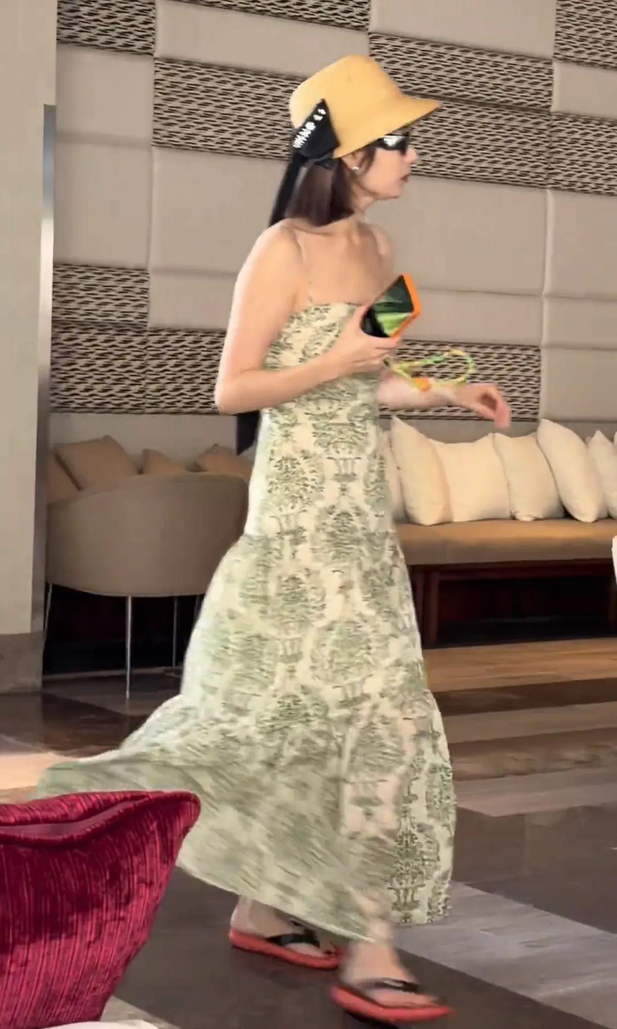 偶遇颖儿在三亚酒店吃早餐，度假风打扮好美，7岁女儿小月亮也在