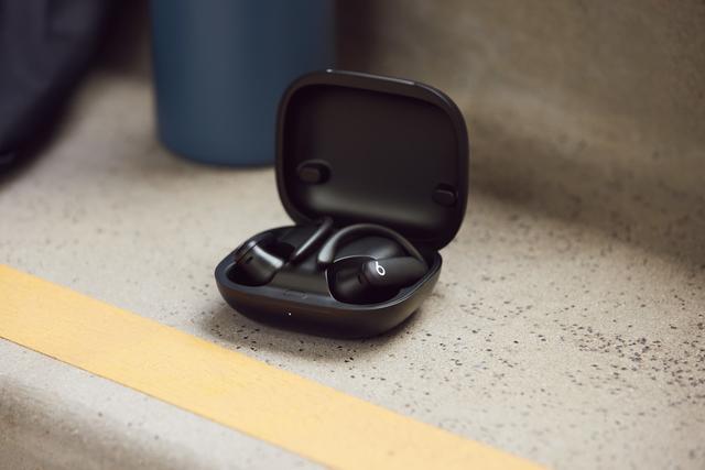 苹果PowerBeats Pro 2运动耳机曝光，新增心率监测功能，欧洲定价约2283元人民币