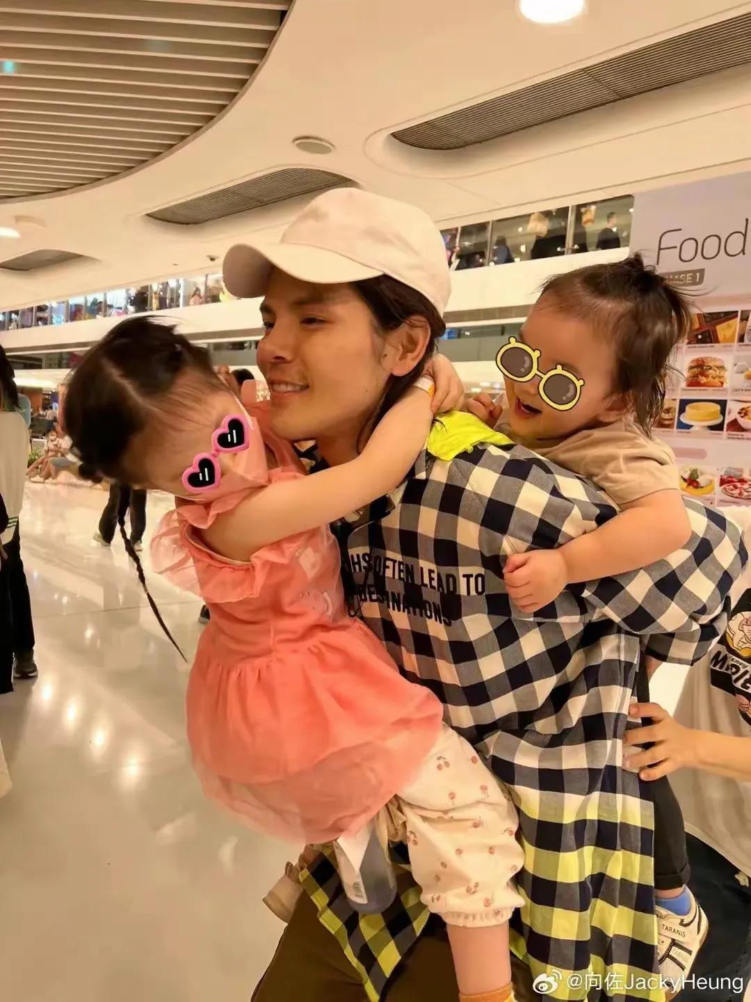 香港街头偶遇郭碧婷向佐,两人恩爱同框,向佐正常穿衣变清爽帅气