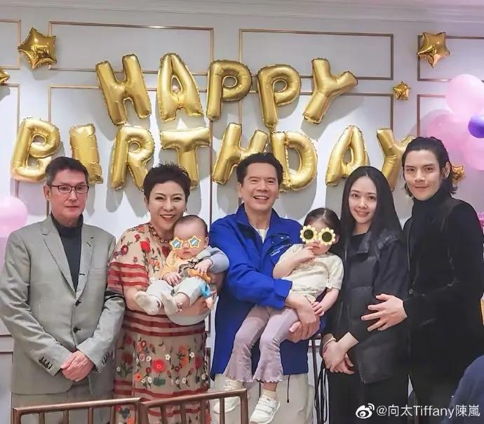 香港街头偶遇郭碧婷向佐,两人恩爱同框,向佐正常穿衣变清爽帅气