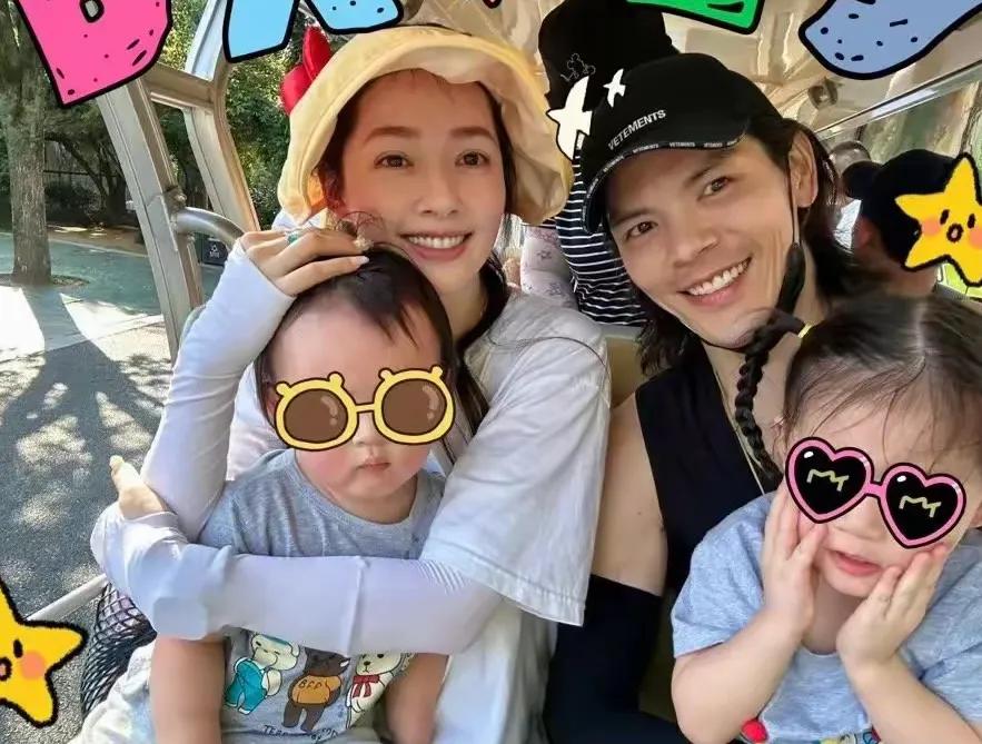 香港街头偶遇郭碧婷向佐,两人恩爱同框,向佐正常穿衣变清爽帅气