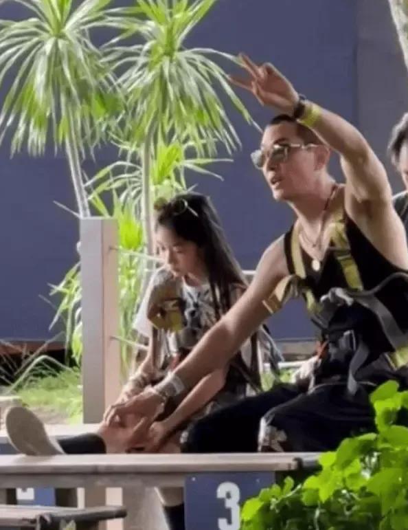 戚薇一家四口返京,10岁的Lucky推着弟弟像个小大人,李承铉则是充当搬运工