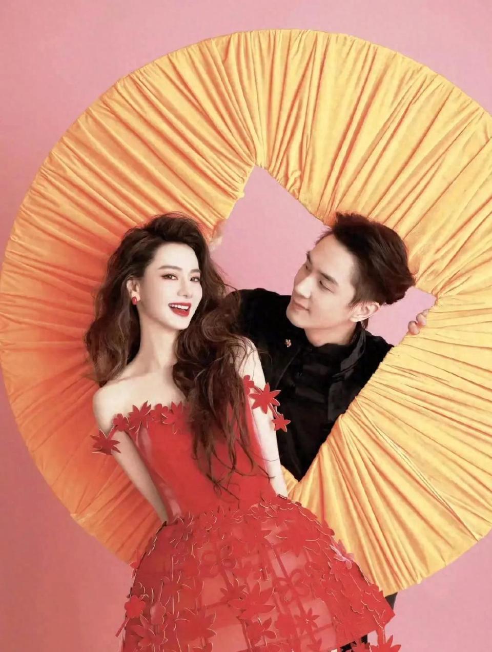 戚薇一家四口返京,10岁的Lucky推着弟弟像个小大人,李承铉则是充当搬运工