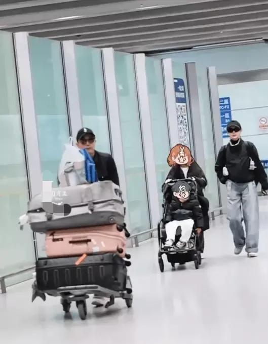 戚薇一家四口返京,10岁的Lucky推着弟弟像个小大人,李承铉则是充当搬运工