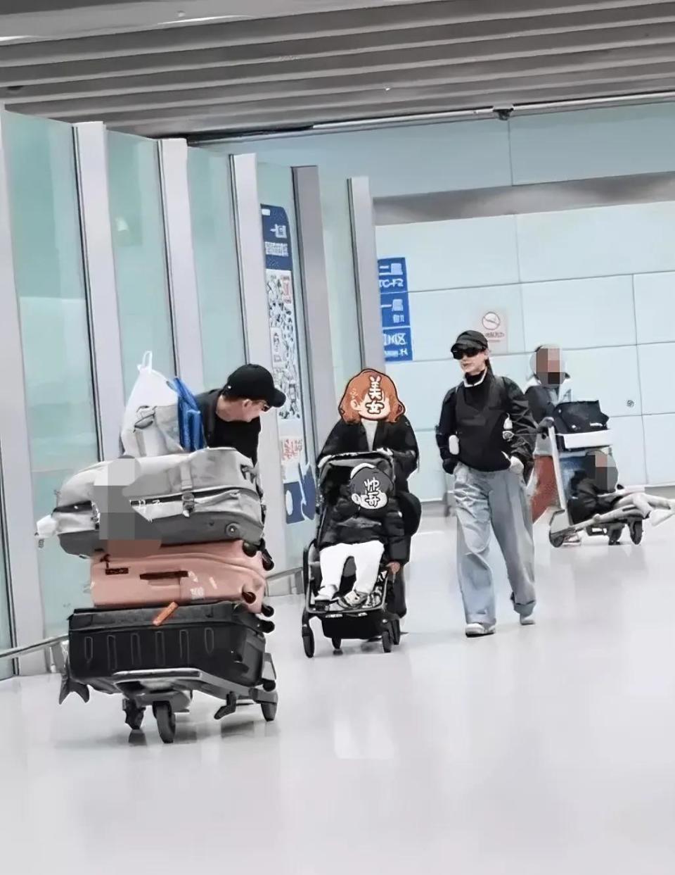 戚薇一家四口返京,10岁的Lucky推着弟弟像个小大人,李承铉则是充当搬运工