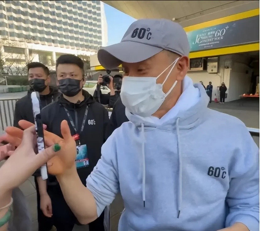 64岁张学友演唱会劈叉,穿卫衣戴帽子两鬓斑白,像个老伯