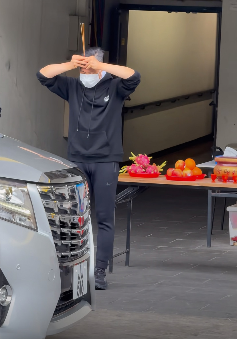 64岁张学友演唱会劈叉,穿卫衣戴帽子两鬓斑白,像个老伯