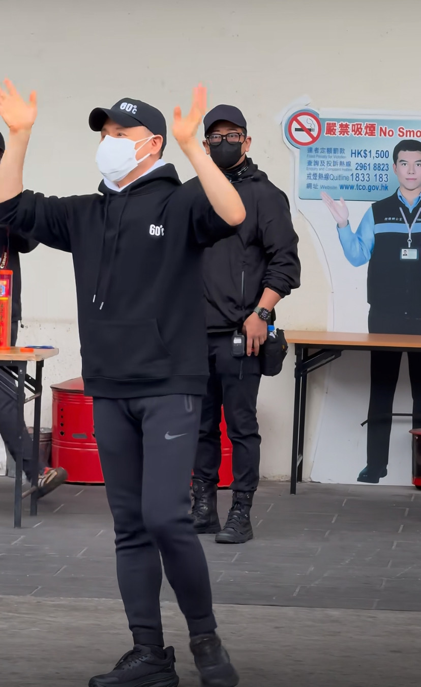 64岁张学友演唱会劈叉,穿卫衣戴帽子两鬓斑白,像个老伯