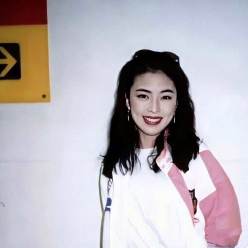 64岁张学友演唱会劈叉,穿卫衣戴帽子两鬓斑白,像个老伯