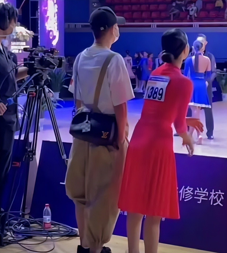 文章带女友见母亲,喝太多醉酒站不稳,靠女友搀扶下楼好恩爱