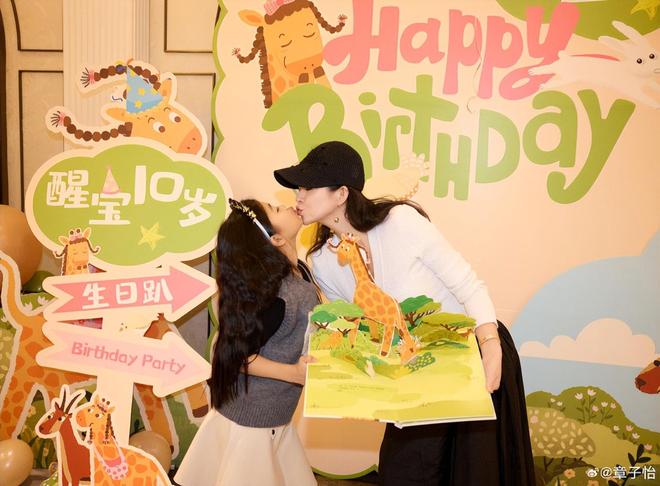章子怡为女儿醒醒庆生,蛋糕上"祝醒宝大作早日出版"很醒目
