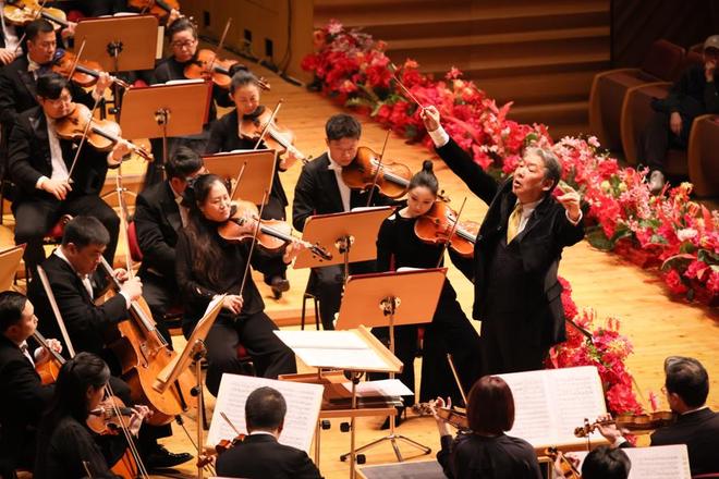 余隆携古典乐坛“实力小花”聚上交舞台,与146岁老团一起迈向青春新岁