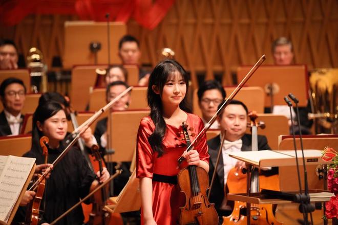 余隆携古典乐坛“实力小花”聚上交舞台,与146岁老团一起迈向青春新岁