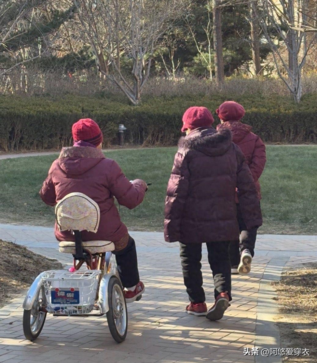 中年女人冬天戴帽:尽量别戴这3款,听着洋气实际土气,谁戴谁丑