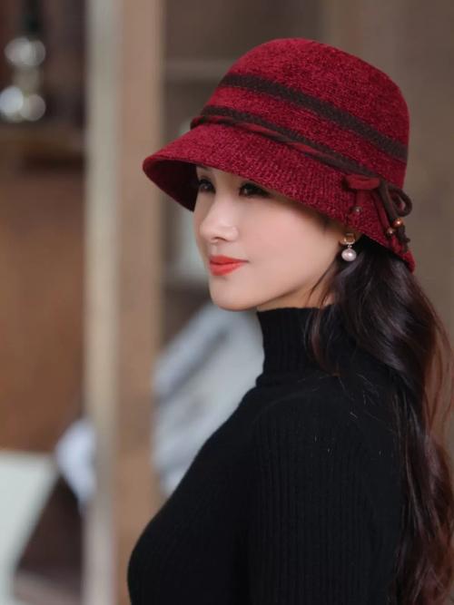 中年女人冬天戴帽:尽量别戴这3款,听着洋气实际土气,谁戴谁丑