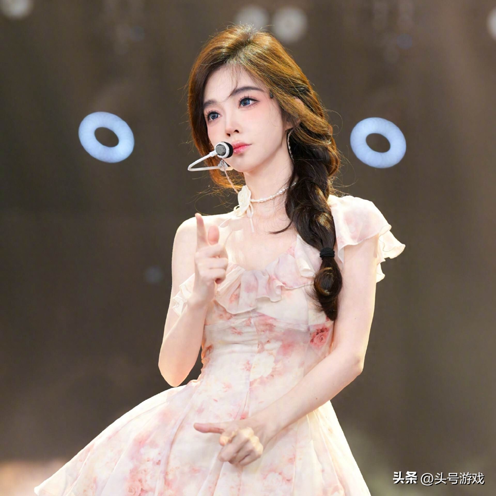 冯提莫素颜直播学跳舞,却因身材比例被质疑,网友:看着不真实!