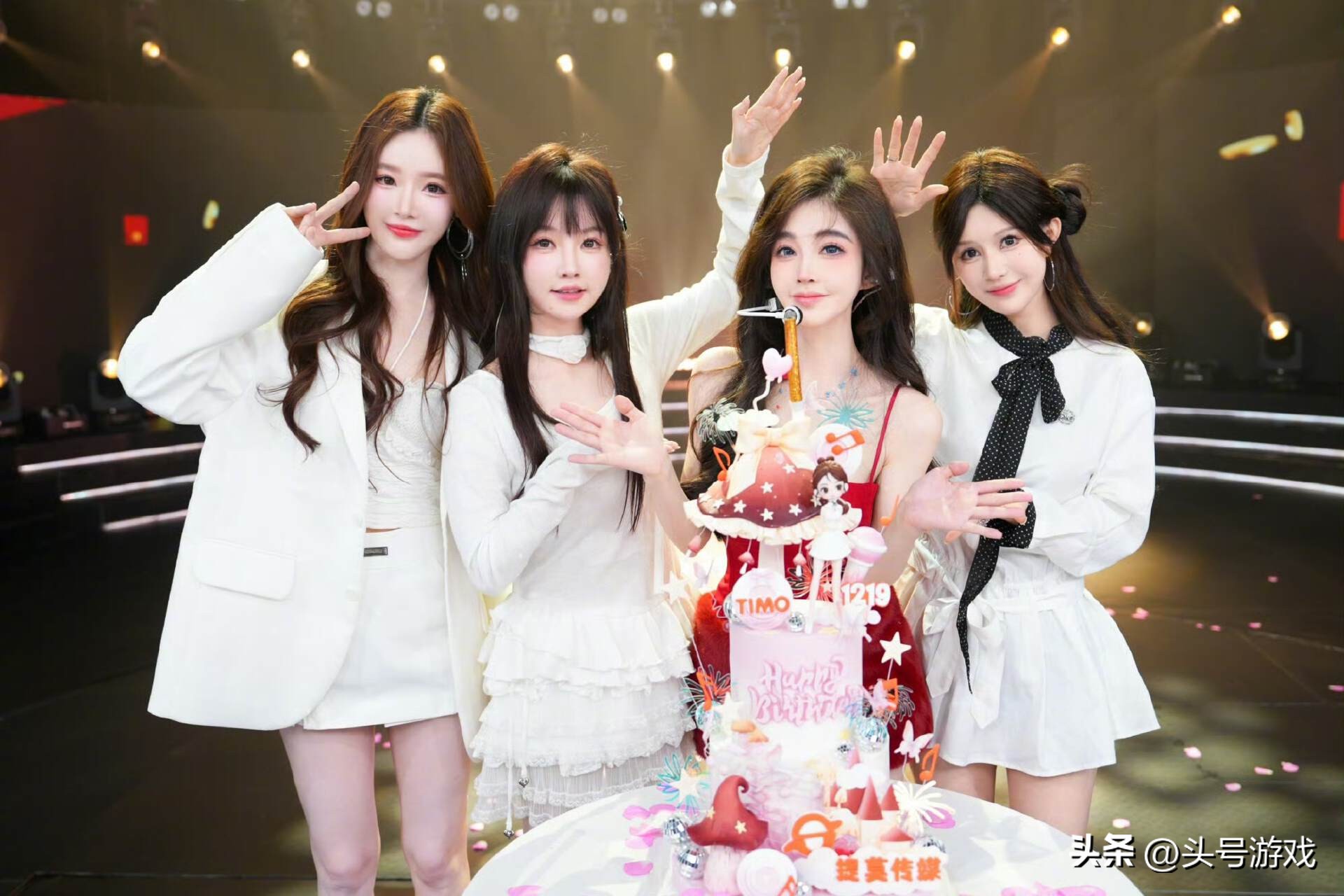 冯提莫素颜直播学跳舞,却因身材比例被质疑,网友:看着不真实!