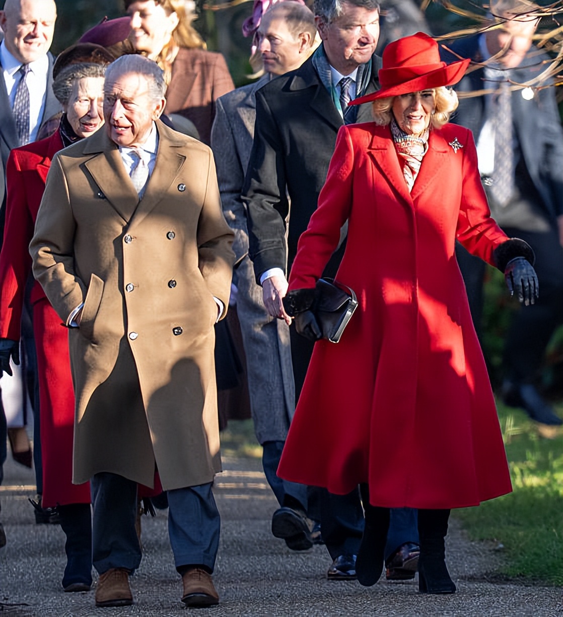 卡米拉圣诞节亮相风光了!穿鲜艳红色大衣比凯特还吸睛,小夏好美