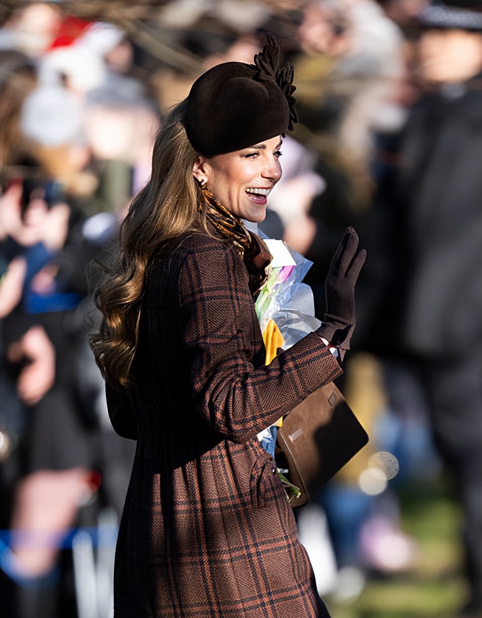 卡米拉圣诞节亮相风光了!穿鲜艳红色大衣比凯特还吸睛,小夏好美