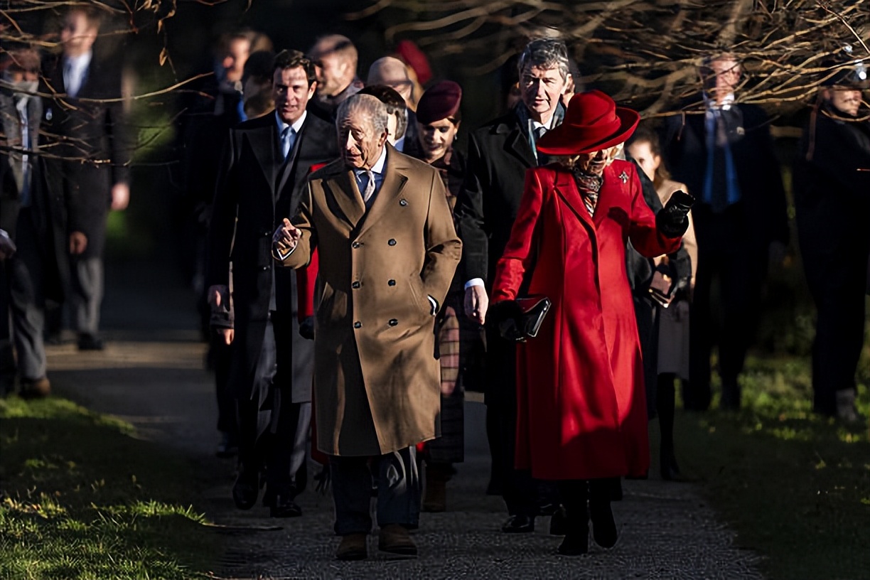 卡米拉圣诞节亮相风光了!穿鲜艳红色大衣比凯特还吸睛,小夏好美