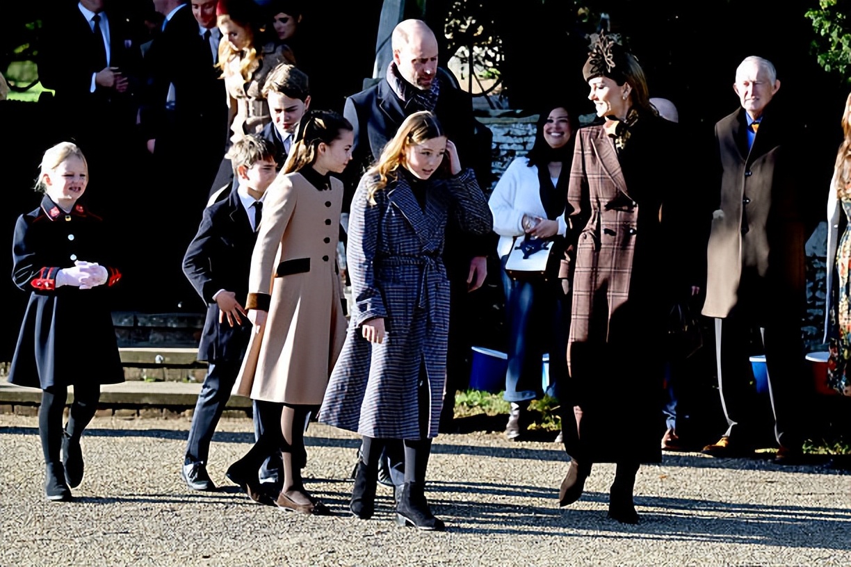 卡米拉圣诞节亮相风光了!穿鲜艳红色大衣比凯特还吸睛,小夏好美