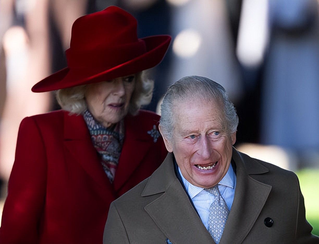 卡米拉圣诞节亮相风光了!穿鲜艳红色大衣比凯特还吸睛,小夏好美
