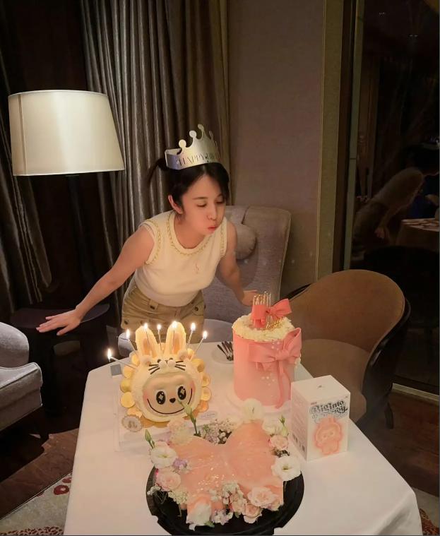 又遛网友?俞灏明王晓晨再次被拍到牵手逛街,恋情绯闻惹怒网友!