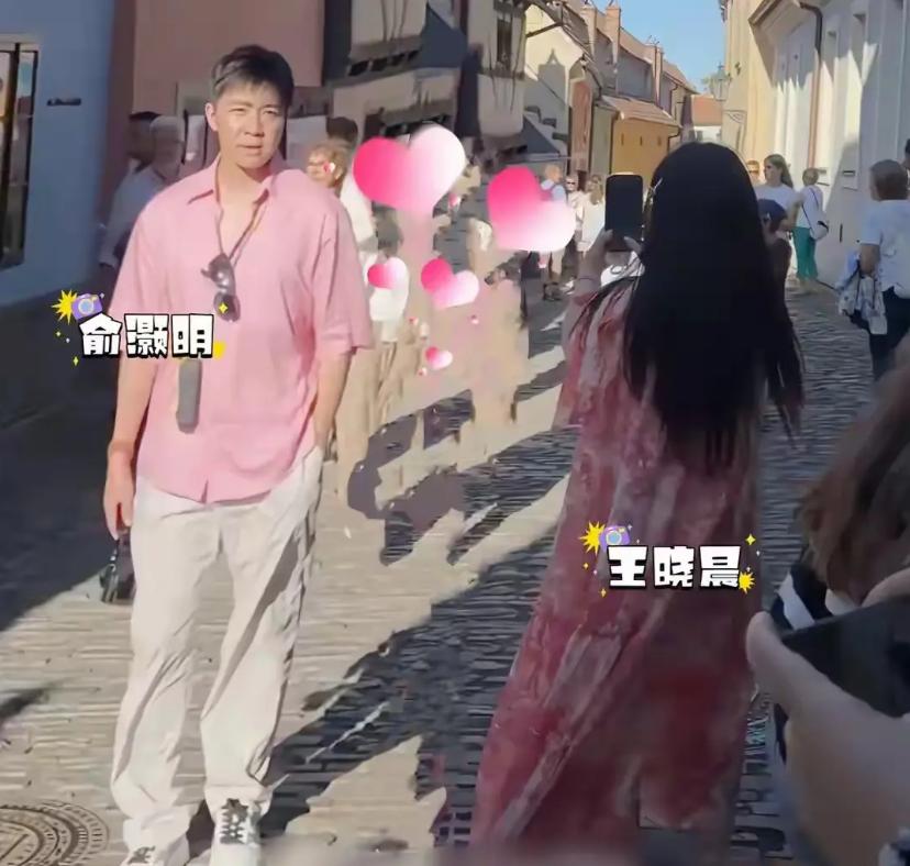又遛网友?俞灏明王晓晨再次被拍到牵手逛街,恋情绯闻惹怒网友!