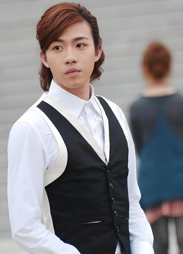 又遛网友?俞灏明王晓晨再次被拍到牵手逛街,恋情绯闻惹怒网友!