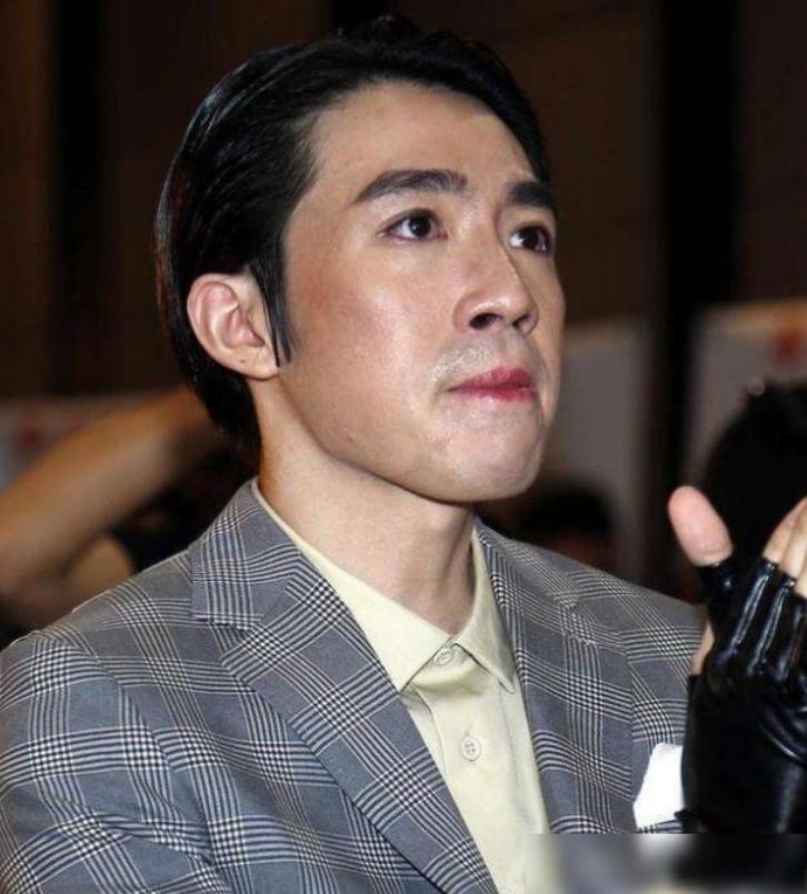 又遛网友?俞灏明王晓晨再次被拍到牵手逛街,恋情绯闻惹怒网友!