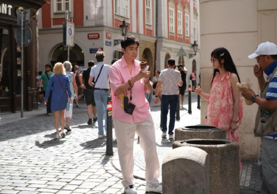 又遛网友?俞灏明王晓晨再次被拍到牵手逛街,恋情绯闻惹怒网友!