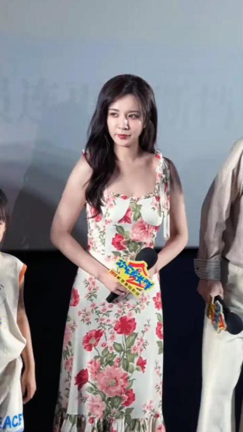 又遛网友?俞灏明王晓晨再次被拍到牵手逛街,恋情绯闻惹怒网友!