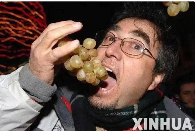 见面使劲互揪耳朵、连吃12颗葡萄、痛哭不吃饭、炸“傀儡”……世界各国迎元旦风俗各具特色