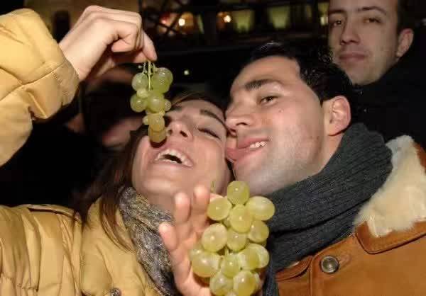 见面使劲互揪耳朵、连吃12颗葡萄、痛哭不吃饭、炸“傀儡”……世界各国迎元旦风俗各具特色