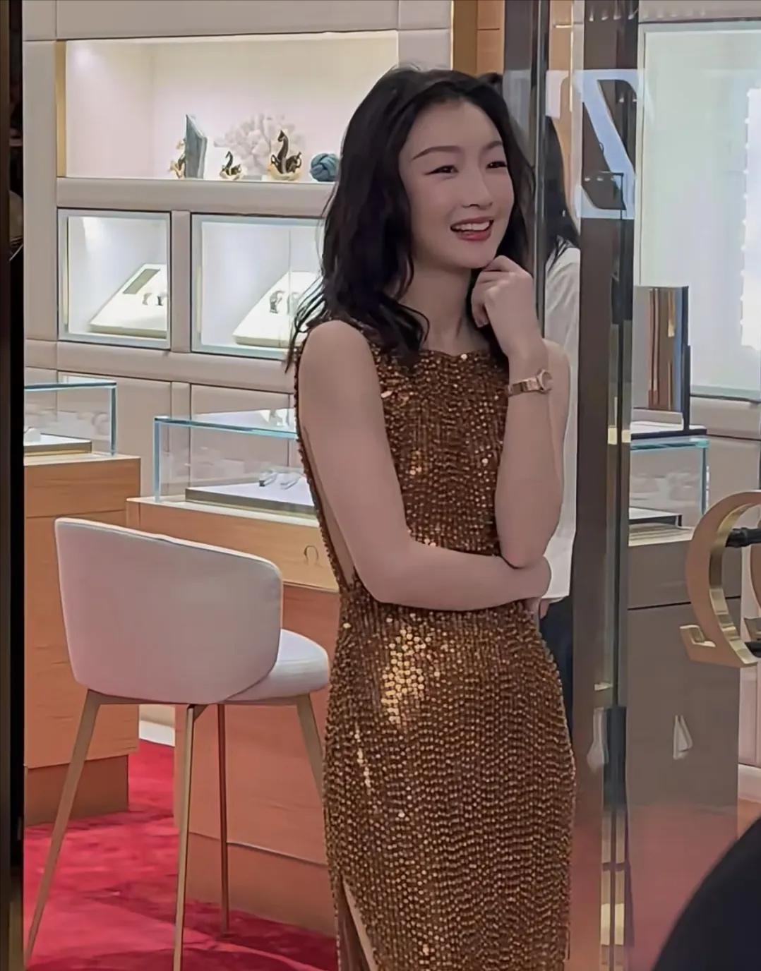 33岁周冬雨增肥后大变样!穿高开衩抹胸裙女人味十足,像换了个人