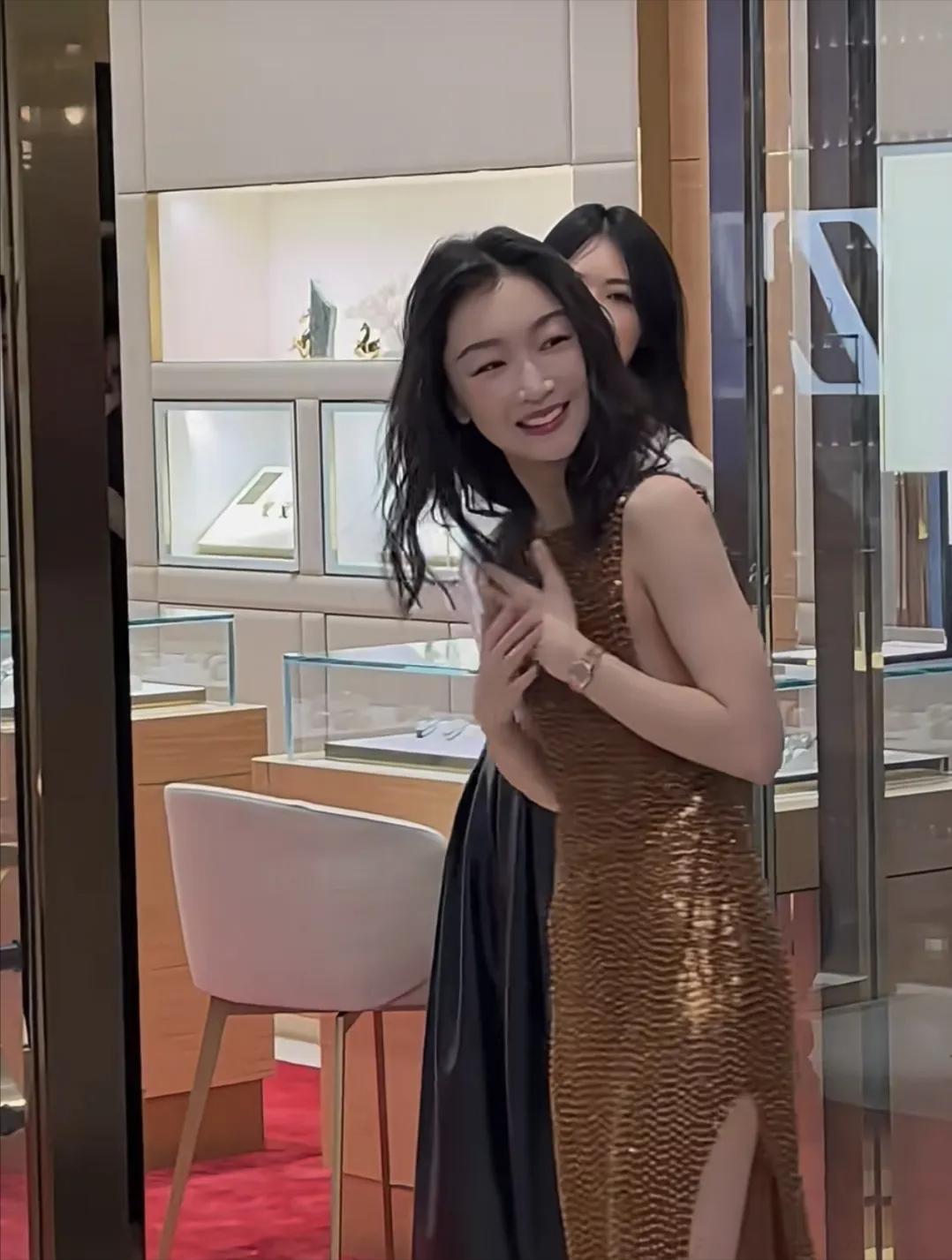 33岁周冬雨增肥后大变样!穿高开衩抹胸裙女人味十足,像换了个人