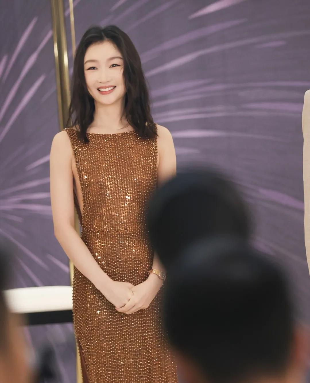 33岁周冬雨增肥后大变样!穿高开衩抹胸裙女人味十足,像换了个人