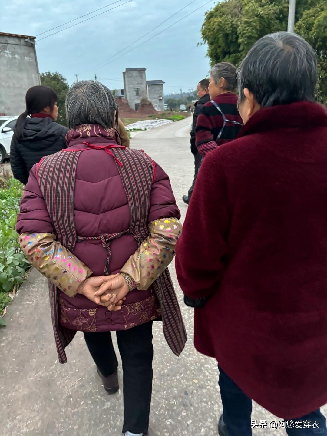 到了五六十岁,这3种“大妈色”尽量别穿了,不是显老就是显土!